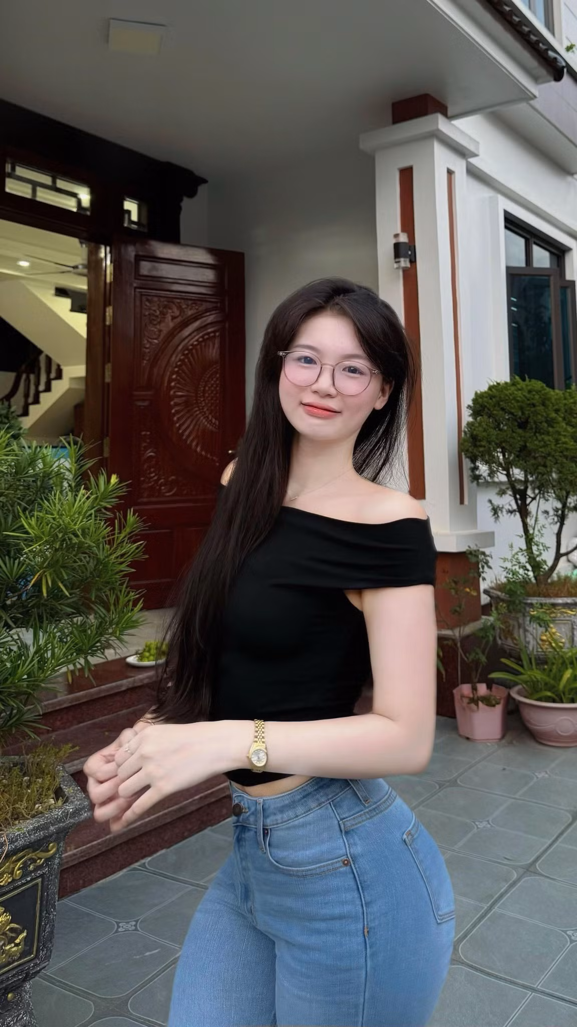 Tìm kiếm những hoạt động của Quỳnh Hương nhiều người có thể thấy, ngoài bắn cung, cô bạn còn khá chăm chỉ tập gym để có được vóc dáng vạn người mê.