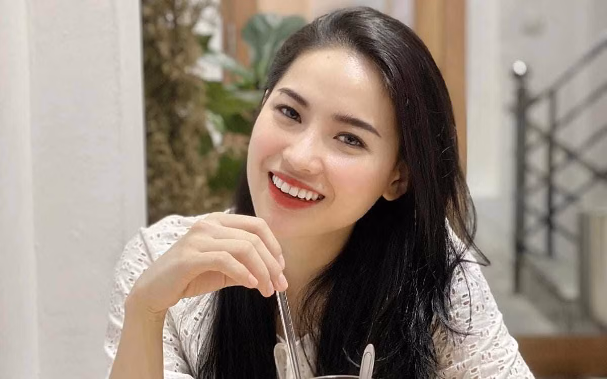 Võ Hà Linh được gọi bằng biệt danh “chiến thần review” khi đạt những thành tích "khủng" trong những lần livestream (phát trực tiếp) bán sản phẩm. Cô gái sinh năm 1990 quê ở thành phố Vinh, Nghệ An được biết tới là một YouTuber, TikToker có tiếng với lượng người theo dõi lớn.