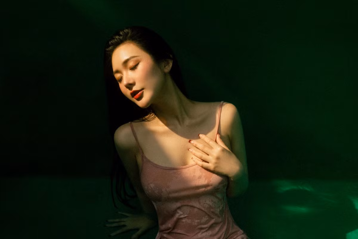 Mới đây, Huyền Trân đăng tải bộ ảnh chụp hình dưới nước, khoe khéo vóc dáng gợi cảm, thu hút lượng tương tác cao trên MXH.