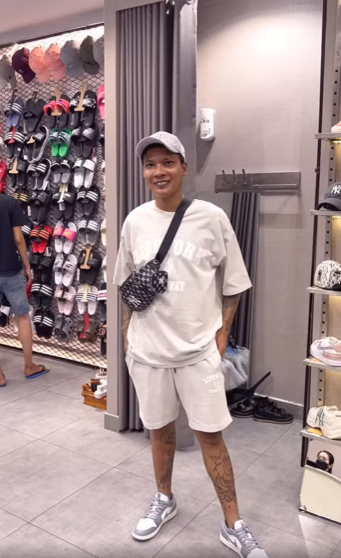 Ngoài ra, thấy vợ chưa từng được mặc đồ hiệu đắt đỏ, Lộc Fuho còn quyết tâm “chơi lớn”, hứa mua cho vợ 20 bộ đồ hiệu.
