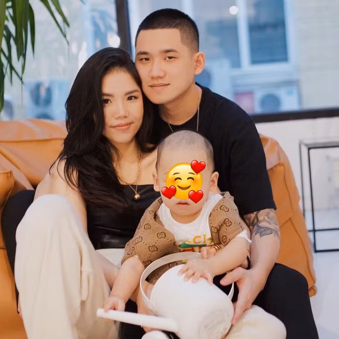 Thế nhưng, mối nhân duyên của Trox và Lacci đã được “ông tơ, bà nguyệt” se lại một cách đầy khéo léo khi gia đình cô chuyển tới làm hàng xóm nhà chồng hiện tại, sau nhiều lần cả hai tiếp xúc và trở thành đôi bạn thân không thể tách rời.