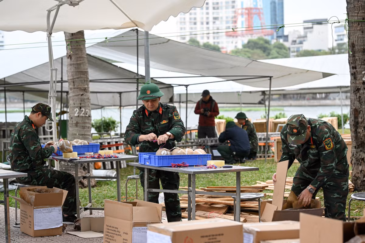 Mọi công đoạn đều được kiểm tra kĩ lưỡng trước khi đưa quả pháo vào nòng bắn.