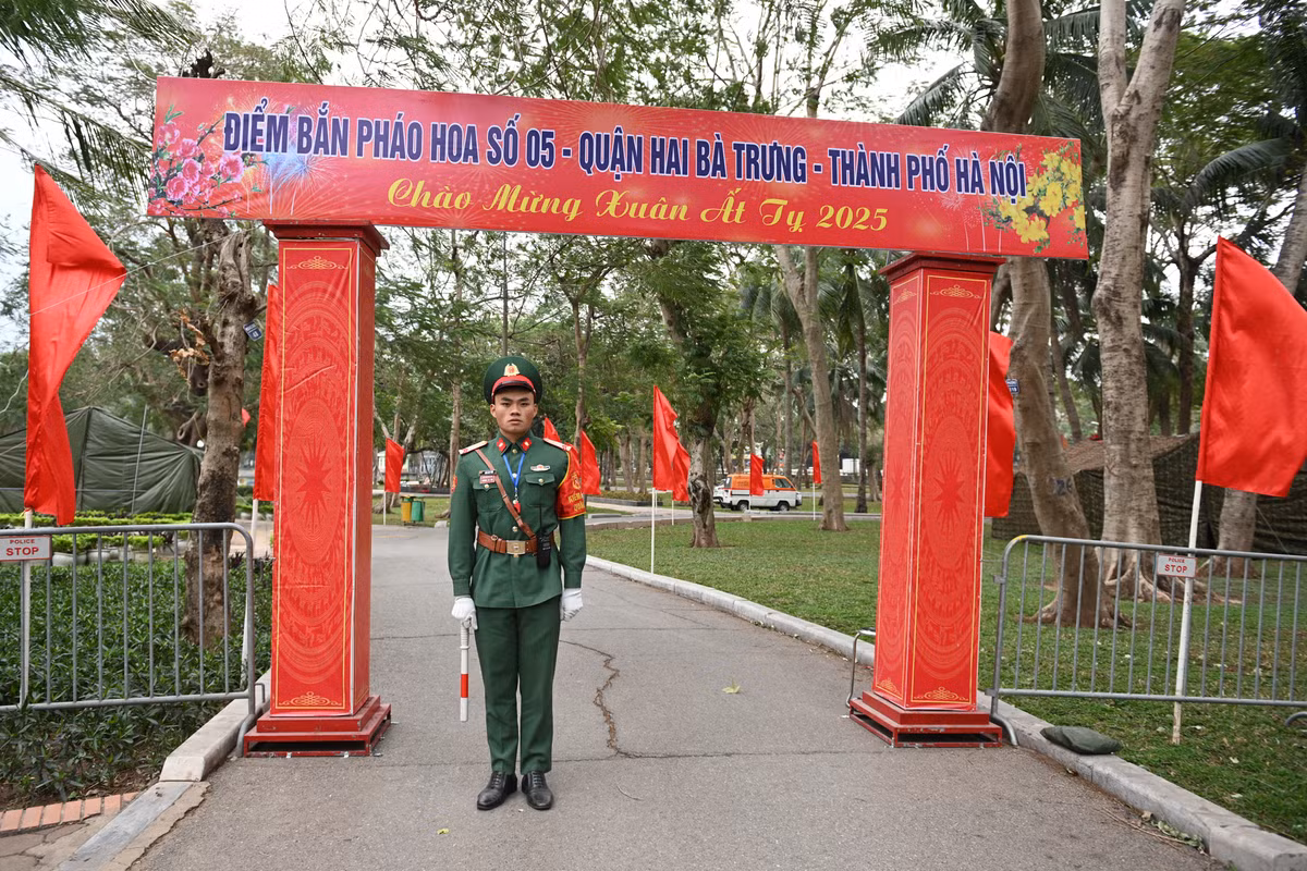 Sáng ngày 28/1, tại Đảo Dừa nằm trong khuôn viên Công viên Thống Nhất, hơn 100 cán bộ, chiến sĩ Ban Chỉ huy Quân sự Quận Hai Bà Trưng cùng đơn vị dân quân và lực lượng tăng cường của Bộ Tư lệnh Thủ đô đã có mặt để thực hiện nhiệm vụ.