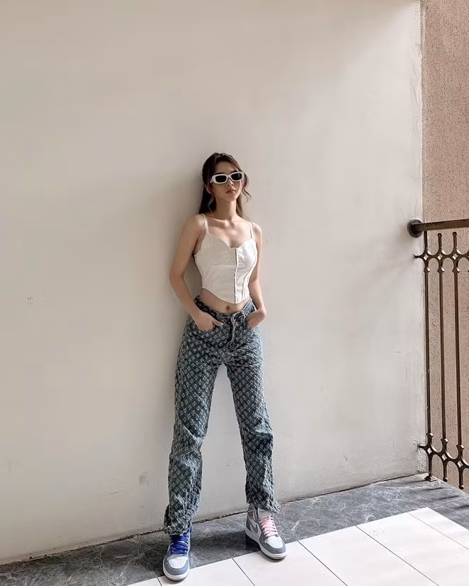 Năm 16 tuổi, gia đình xảy ra biến cố, Quỳnh Lương phải tự bươn chải và lo lấy cho chính mình. Trong khoảng thời gian ấy, gái xinh 9X gặp và cưới chồng, sinh con khi chỉ mới 18 tuổi.