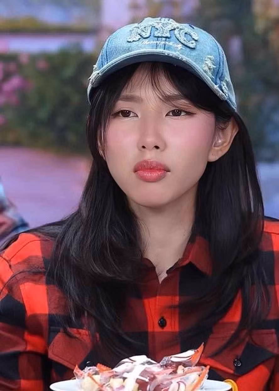 Đây cũng là lần đầu tiên Hoa hậu Thuỳ Tiên xuất hiện chung trong phiên megalive của Quang Linh Vlogs.