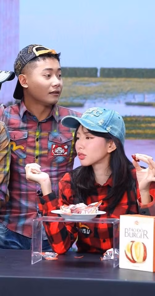Dù diện trang phục "boy phố" song vẫn không dìm được nhan sắc của Hoa hậu Thuỳ Tiên.