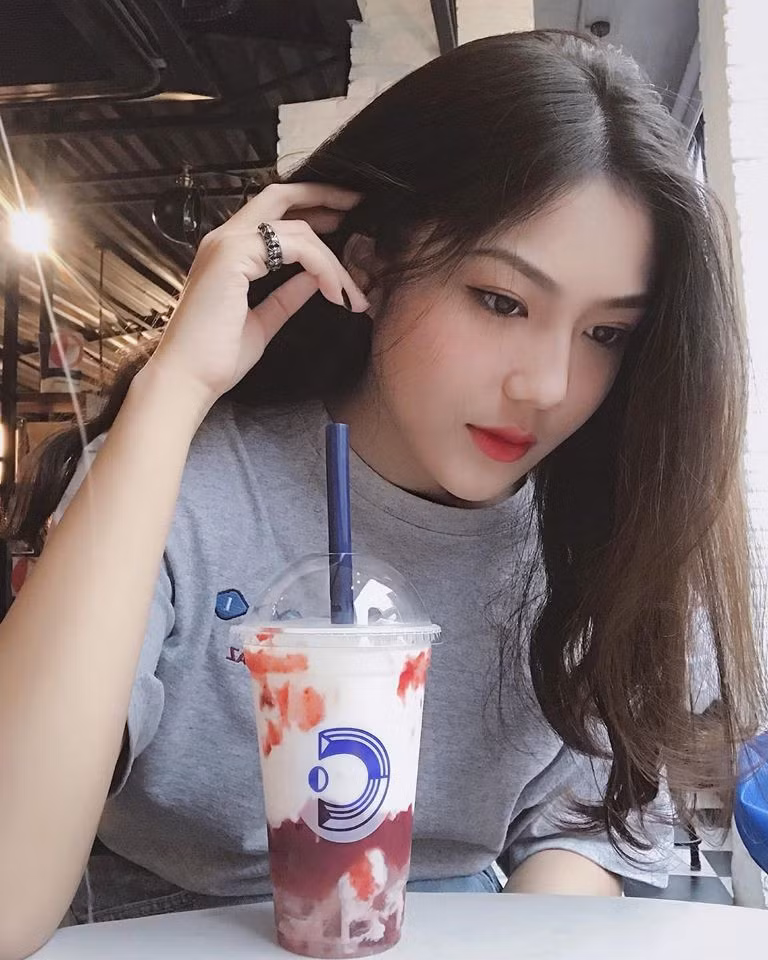 Triệu Vy nhiều lần khiến báo Trung, Hàn tốn giấy mực vì nhan sắc thần thái cực khí chất, body mướt mắt nhìn “không mê không được”. Mời quý độc giả xem video: Nhan sắc của hot girl dân tộc Tày nổi tiếng trên sóng truyền hình - Nguồn: VTC News