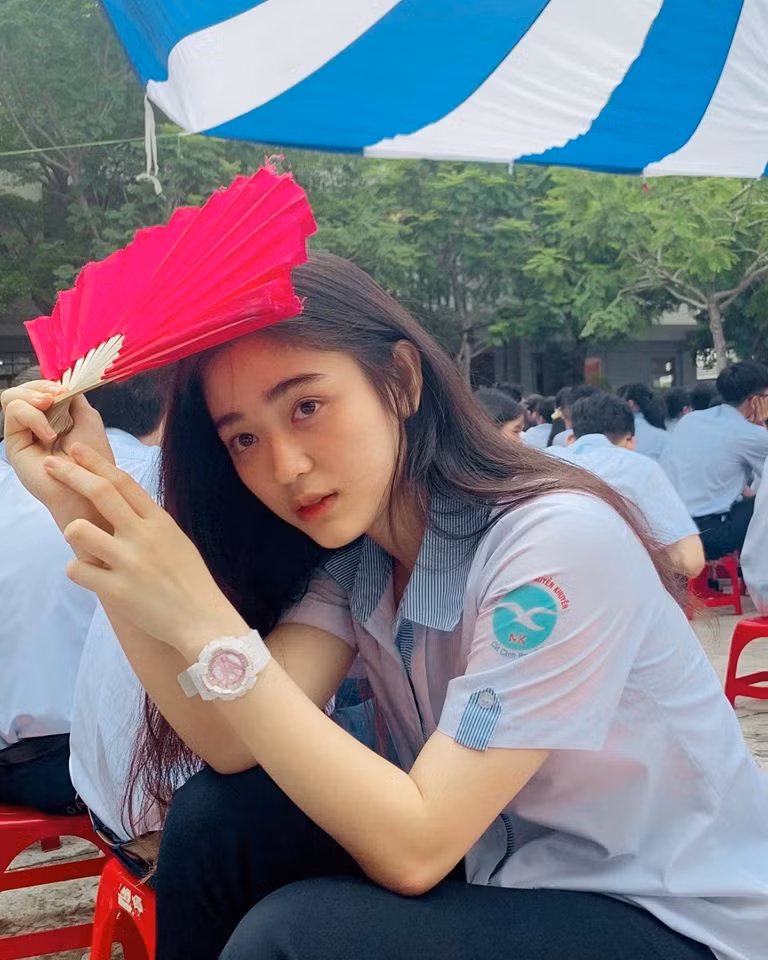 Khuôn mặt cân đối, nụ cười rạng rỡ cùng mái tóc dài mượt khiến ai cũng không thể rời mắt khỏi Hoàng Yến. Nhiều người con gọi nữ sinh là “thiên thần áo dài”, “cực phẩm nữ sinh”.