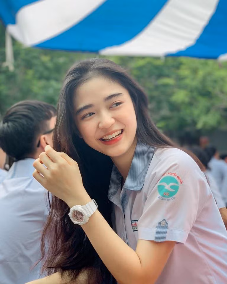 Hot girl Bình Dương chiếm sóng Facebook và Instagram nhờ nhan sắc ngọt ngào, long lanh của mình.