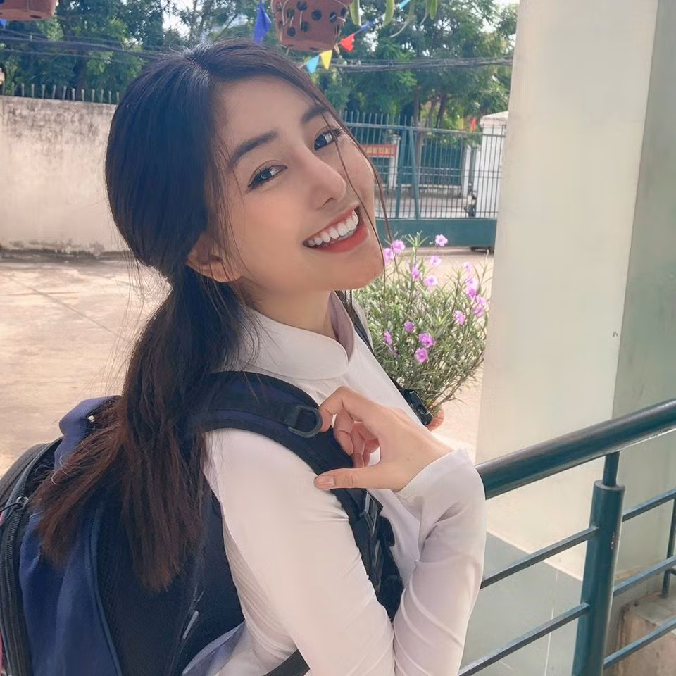 Gương mặt xinh xắn của Ngọc Trân từng được báo Hàn, báo Trung ca ngợi là không góc chết.