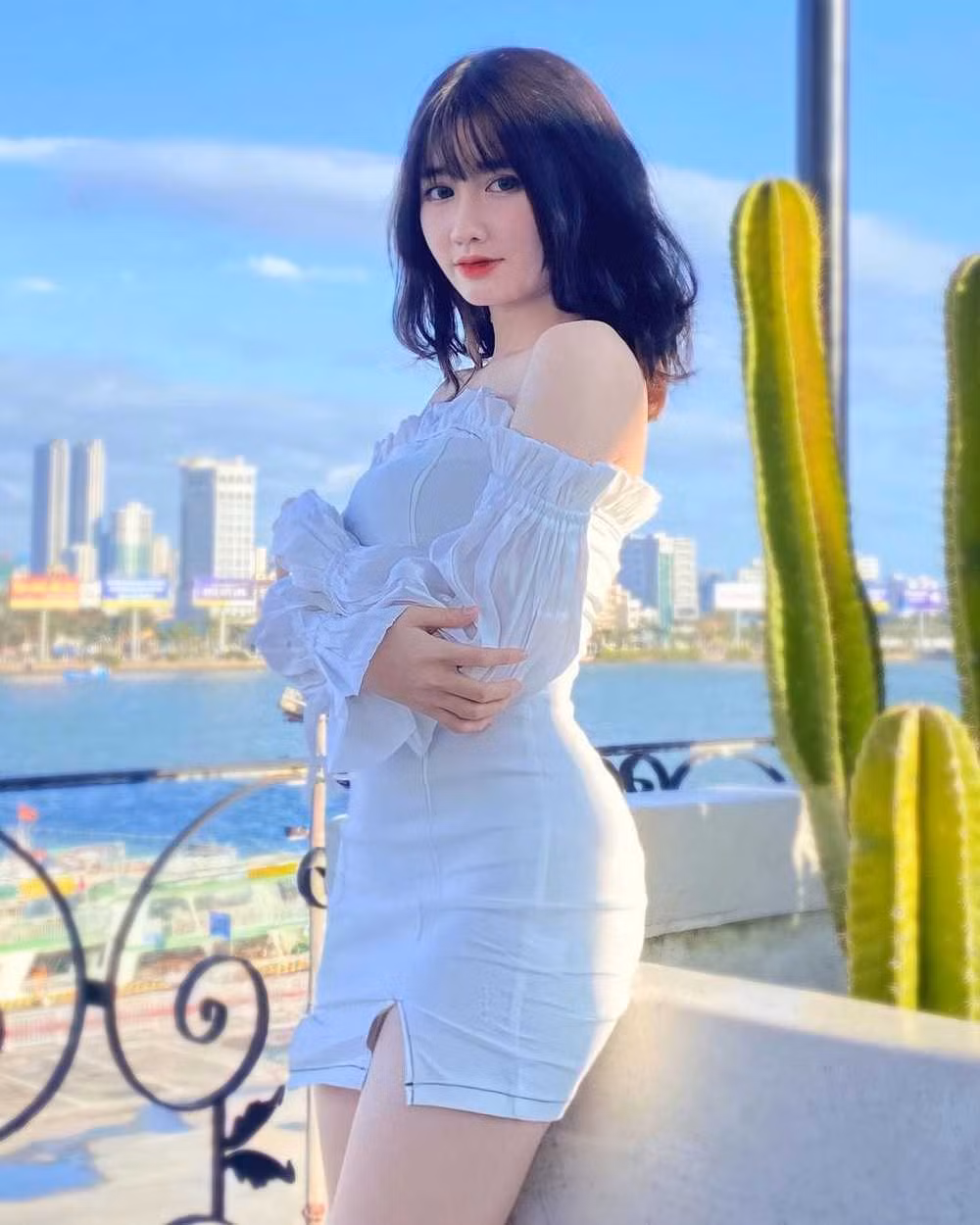 Vũ Thị Khánh Huyền biệt danh là Khinee là cái tên mới nổi trên nền tảng TikTok. Cô gái sinh năm 2004 sở hữu lượng follow khủng bởi nhan sắc và những màn nhảy cover cực bắt trend.
