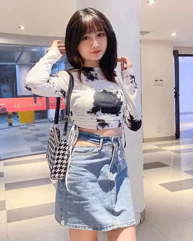 Trước đó, Vũ Thị Khánh Huyền từng bị "team qua đường" quay lén khi cô nàng đang thực hiện các động tác vũ đạo trong một clip. Ngay sau đó, đoạn clip quay lén đã trở nên viral trên mạng xã hội.