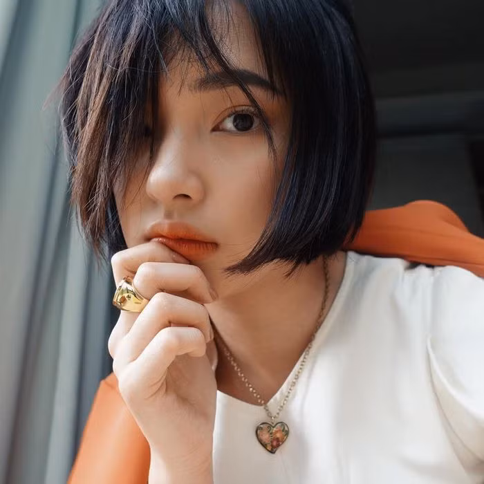 Trong những thay đổi của Châu Bùi, mái tóc là “đỉnh nhất”. Từ tóc dài thuần khiết tới tóc mái ngố, cô nàng giờ đây trung thành với mái tóc bob cực kỳ hợp với gương mặt tròn.