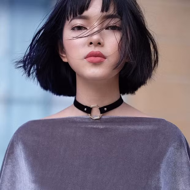 Có lẽ hiếm ai vừa diện được tóc ngắn nghịch ngợm lại vừa để được mái ngố trên lông mày mà vẫn xinh đẹp được như Châu Bùi. Bên cạnh đó, màu tóc đen tuyền đậm chất Á Đông càng khiến cô nàng thêm nổi bật, nhìn một lần là nhớ mãi.