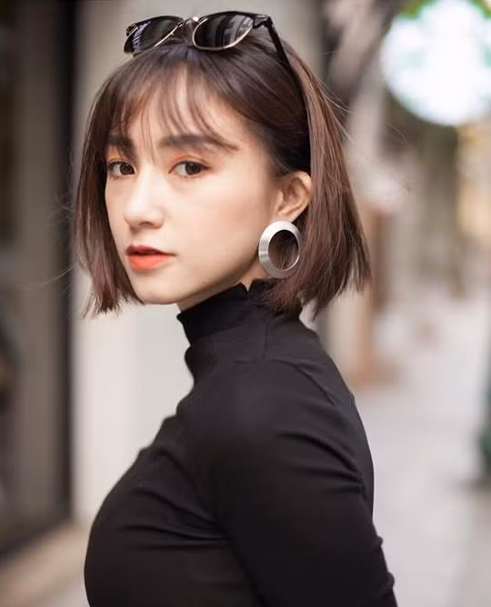 Với một hot girl vốn đã gắn bó với hình ảnh yêu kiều, dịu dàng suốt nhiều năm như Salim thì việc "xuống tóc" chắc chắn là cách F5 hình ảnh hiệu quả nhất.