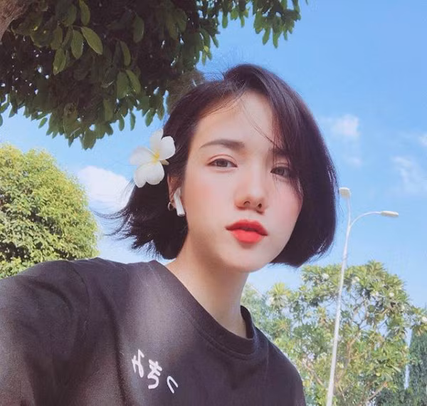 Phương Ly đã quay về với mái tóc dài rồi, nhưng CĐM vẫn không sao quên được mái tóc ngắn gây thương nhớ và cực kỳ hack tuổi của hot girl 9X này.