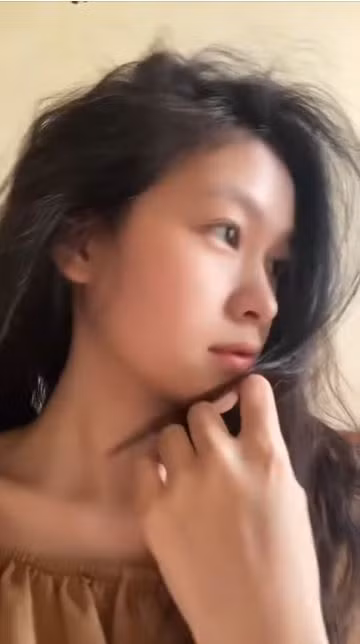 Pha "biến hình" chỉ sau một cú thay đổi góc máy của cô nàng nhanh chóng "gây lú" và được netizen truyền tay nhau với tốc độ chóng mặt.