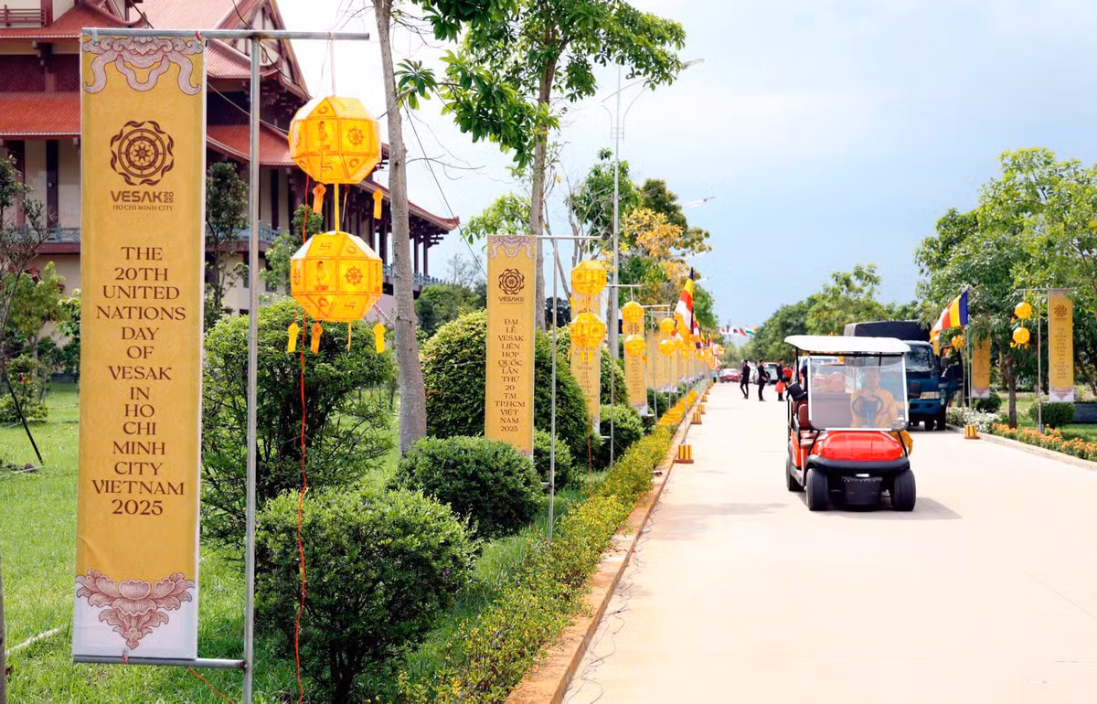 Học viện Phật giáo Việt Nam TP Hồ Chí Minh (xã Lê Minh Xuân, huyện Bình Chánh) cũng rực rỡ sắc màu.