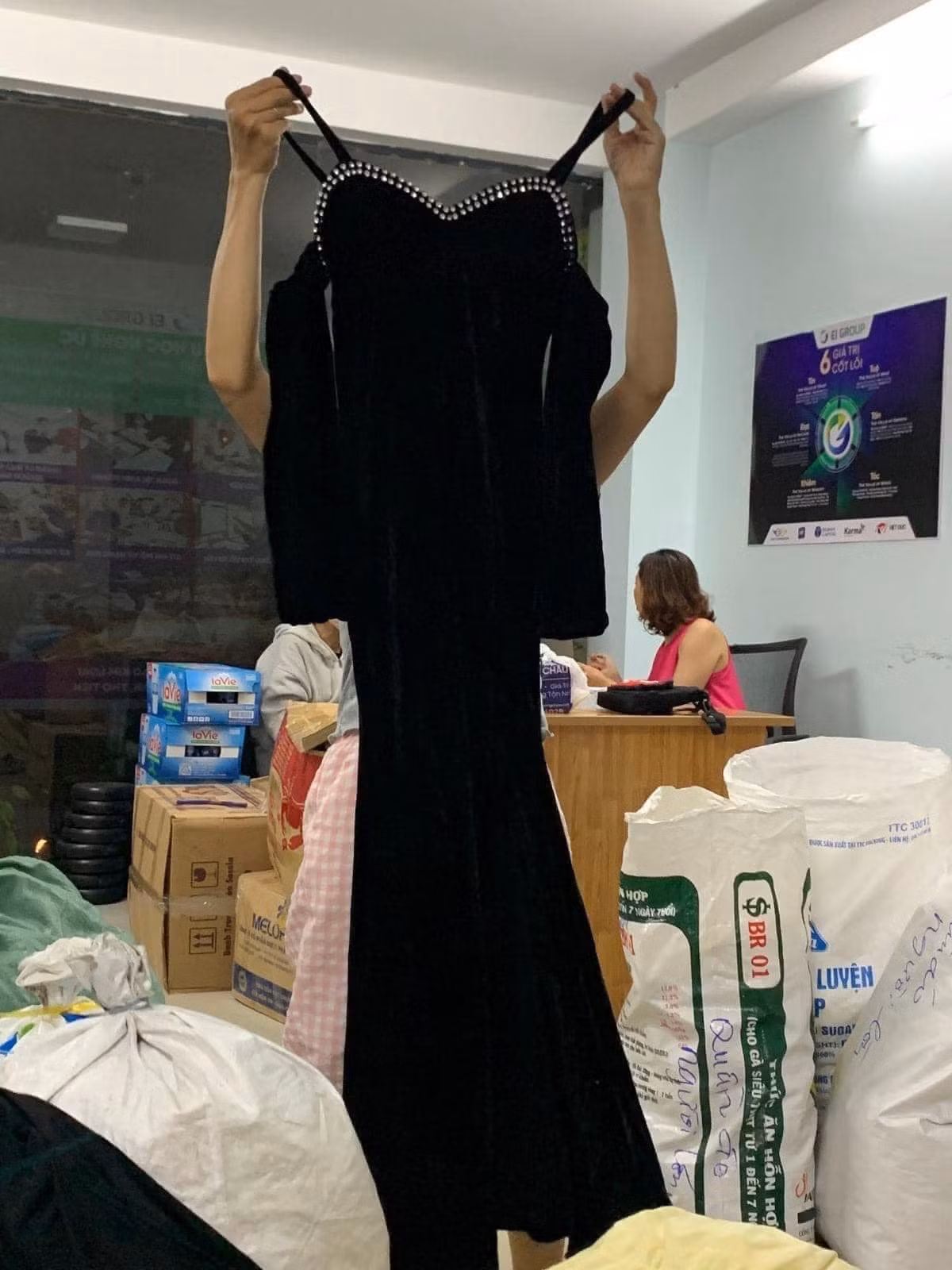 Mới đây, hình ảnh về những bộ quần áo cũ, rách, không phù hợp,… được chia sẻ rộng rãi trên khắp cộng đồng mạng. Trong đó, nhiều bộ đồ đã rách tả tơi, không thể mặc được hoặc thậm chí những bộ đồ ngủ, chiếc váy hai dây, đồ lót cũ,… mà người dân không sử dụng được vẫn được đem đi quyên góp.