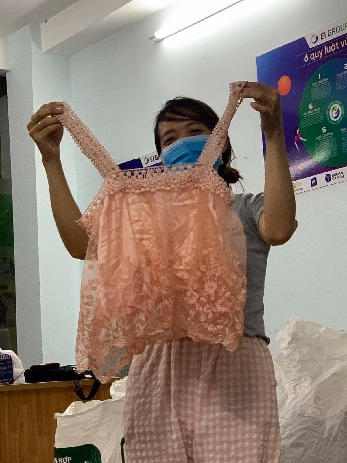 Ngán ngẩm cảnh quần áo không phù hợp... cứu trợ đồng bào vùng lũ Ngan ngam canh quan ao khong phu hop... cuu tro dong bao vung lu