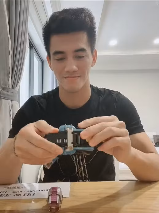 Mới đây, trên kênh TikTok cá nhân, cầu thủ Việt Nam - Nguyễn Tiến Linh đã khoe tài năng lắp giáp mô hình đồ chơi mang theo khi thực hiện cách ly từ UAE trở về.