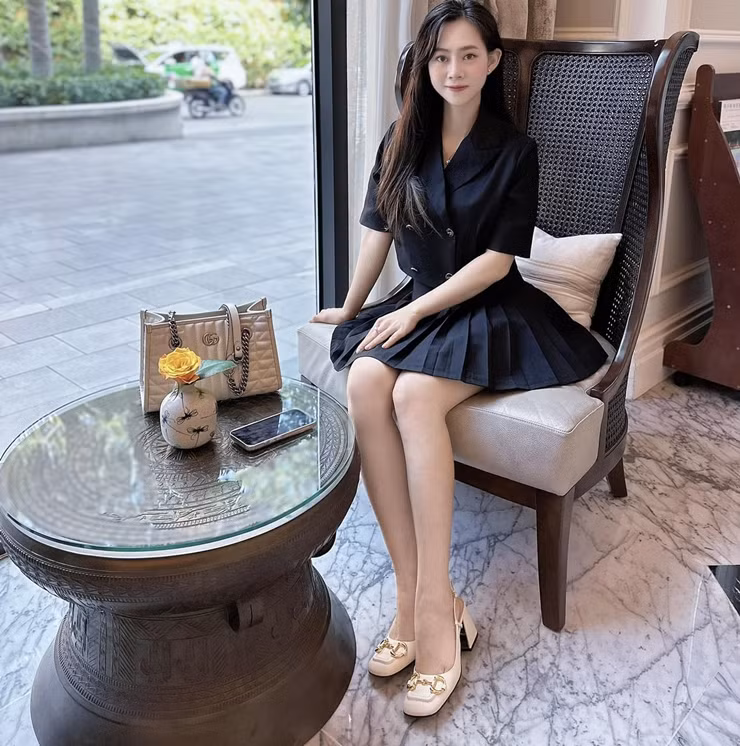 Body thanh mảnh cùng làn da trắng mịn cũng giúp người đẹp này trông thu hút hơn.