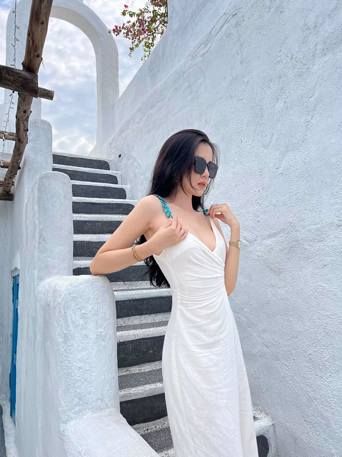 Nữ giảng viên mê áo ngắn quần cộc nhất showbiz Việt có lẽ thuộc về Thuý Vi. Cô được ví như chú tắc kè hoa với sự biến hoá đa sắc màu với nhiều phong cách và luôn giữ gìn hình ảnh của một giảng viên.