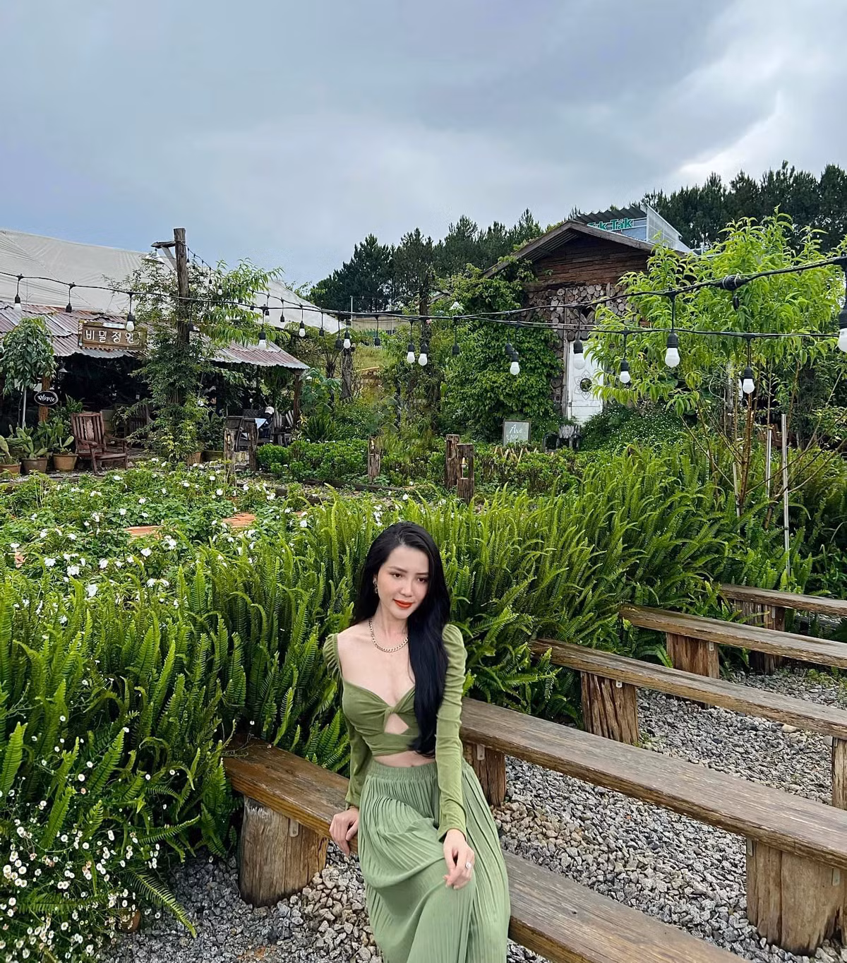 Những item xu hướng của giới trẻ được người đẹp Cần Thơ ứng dụng hài hoà, khéo léo. Lên đồ trẻ trung, Thuý Vi bị lầm tưởng là sinh viên gen Z.