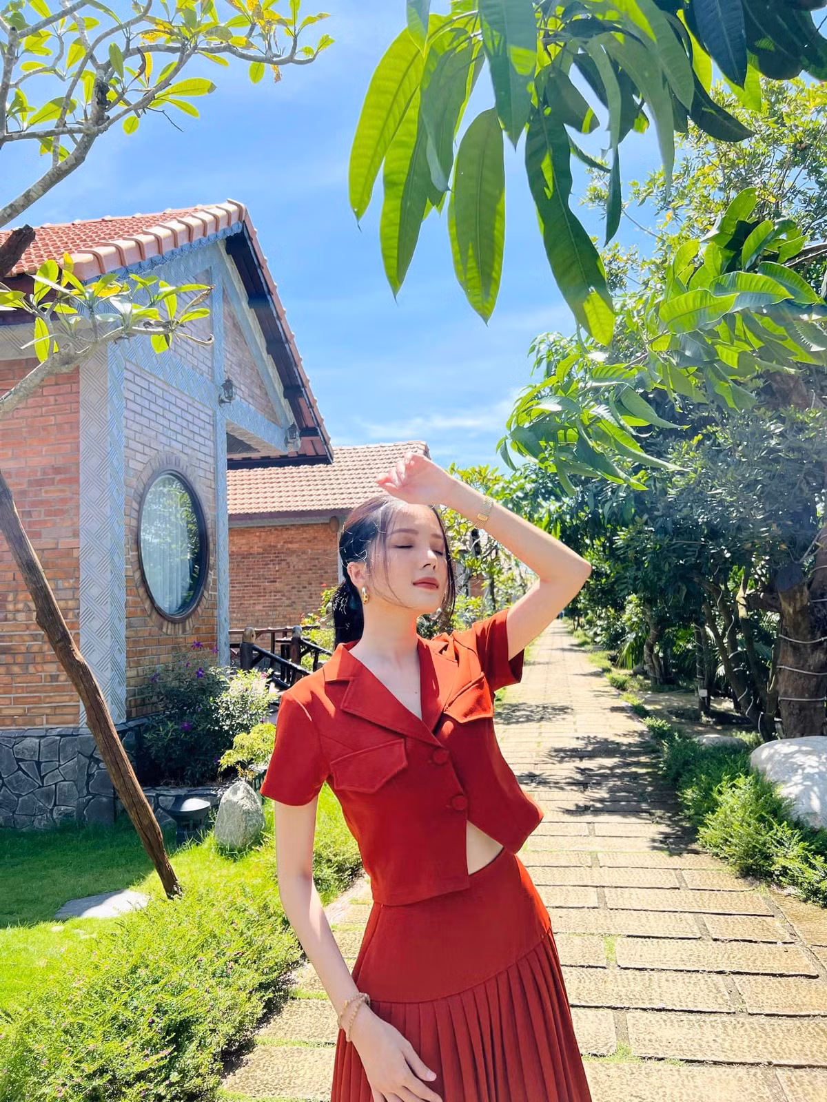 Rời giảng đường, Thuý Vi thay đổi 180 độ về phong cách thời trang. Cô không đóng khung trong bất kỳ hình ảnh nào.