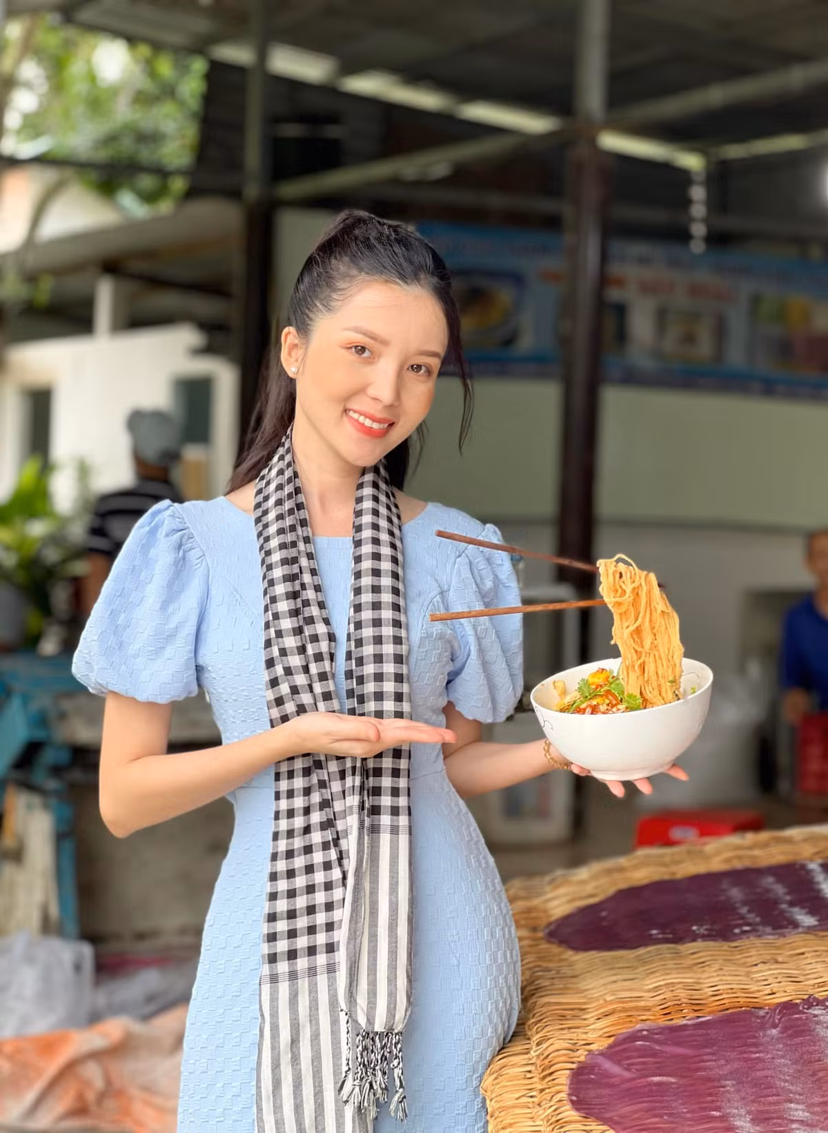 Những set đồ có phong cách công sở như quần tây, áo sơ mi, áo blazer, váy ôm dài... là những item quen thuộc tạo nên hình ảnh một nữ giảng viên xinh đẹp cho Thúy Vi.