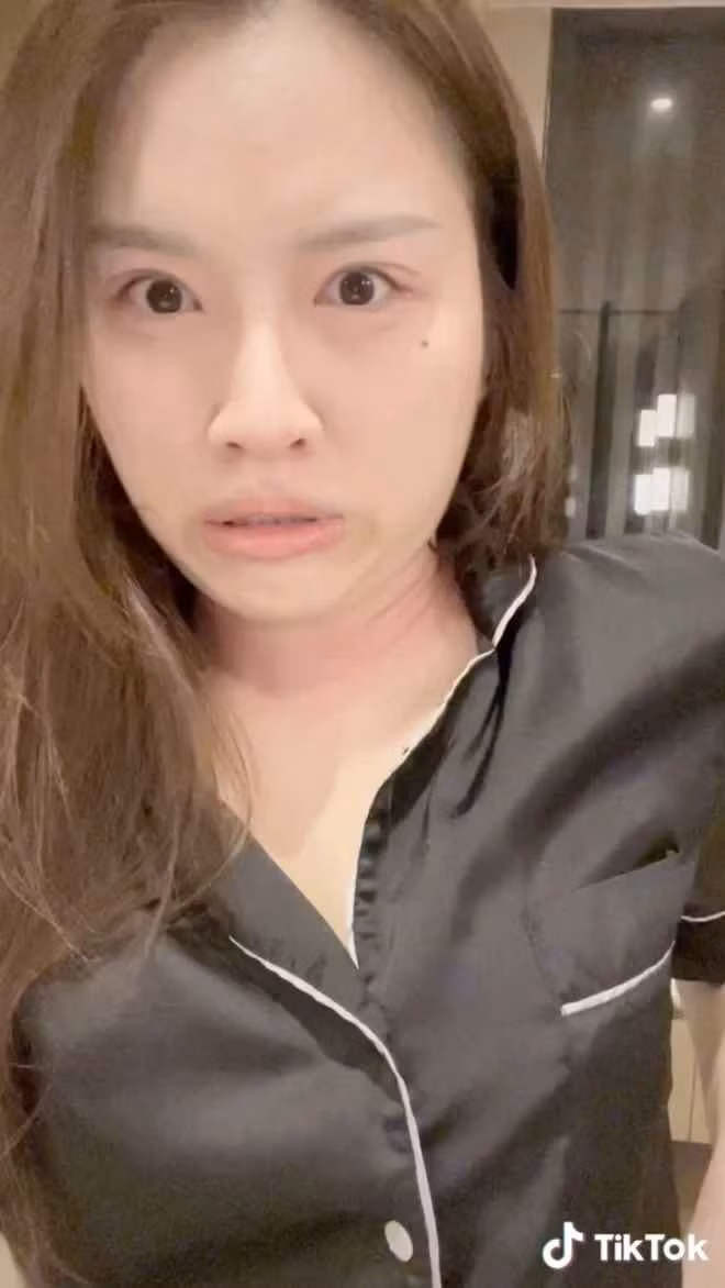 Xuất hiện trong clip được chính chủ chia sẻ trên TikTok, Thanh Thanh Huyền để lộ gương mặt nhợt nhạt, bọng mắt sưng húp khác hẳn với vẻ rạng rỡ thường ngày.