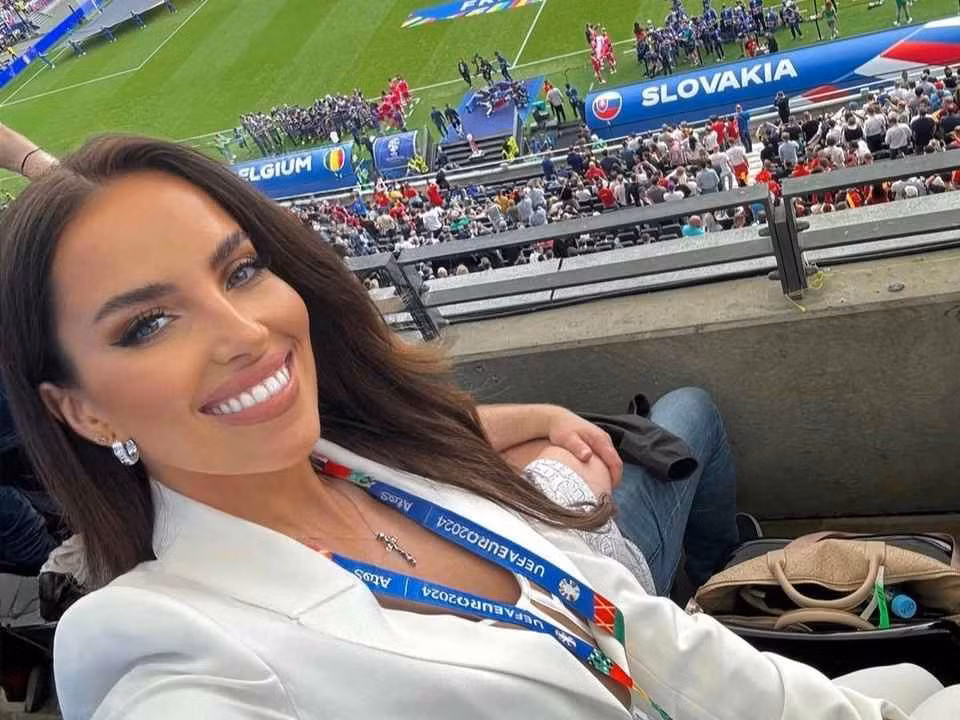 Simona Leskovska thu hút sự chú ý lớn khi trở thành nữ phóng viên, người dẫn chương trình tác nghiệp tại EURO 2024.