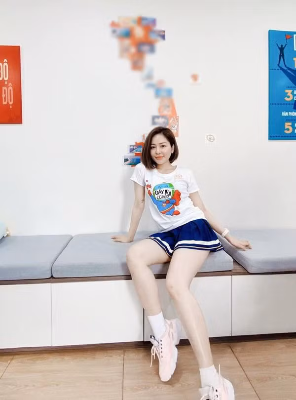 Bên cạnh nhan sắc, phong cách thời trang của hot girl World Cup Trâm Anh hậu tai tiếng cũng thu hút mạnh mẽ sự chú ý của dân tình. Thời điểm đầu, hot girl trở lại với gu ăn mặc trẻ trung và vô cùng thanh lịch.