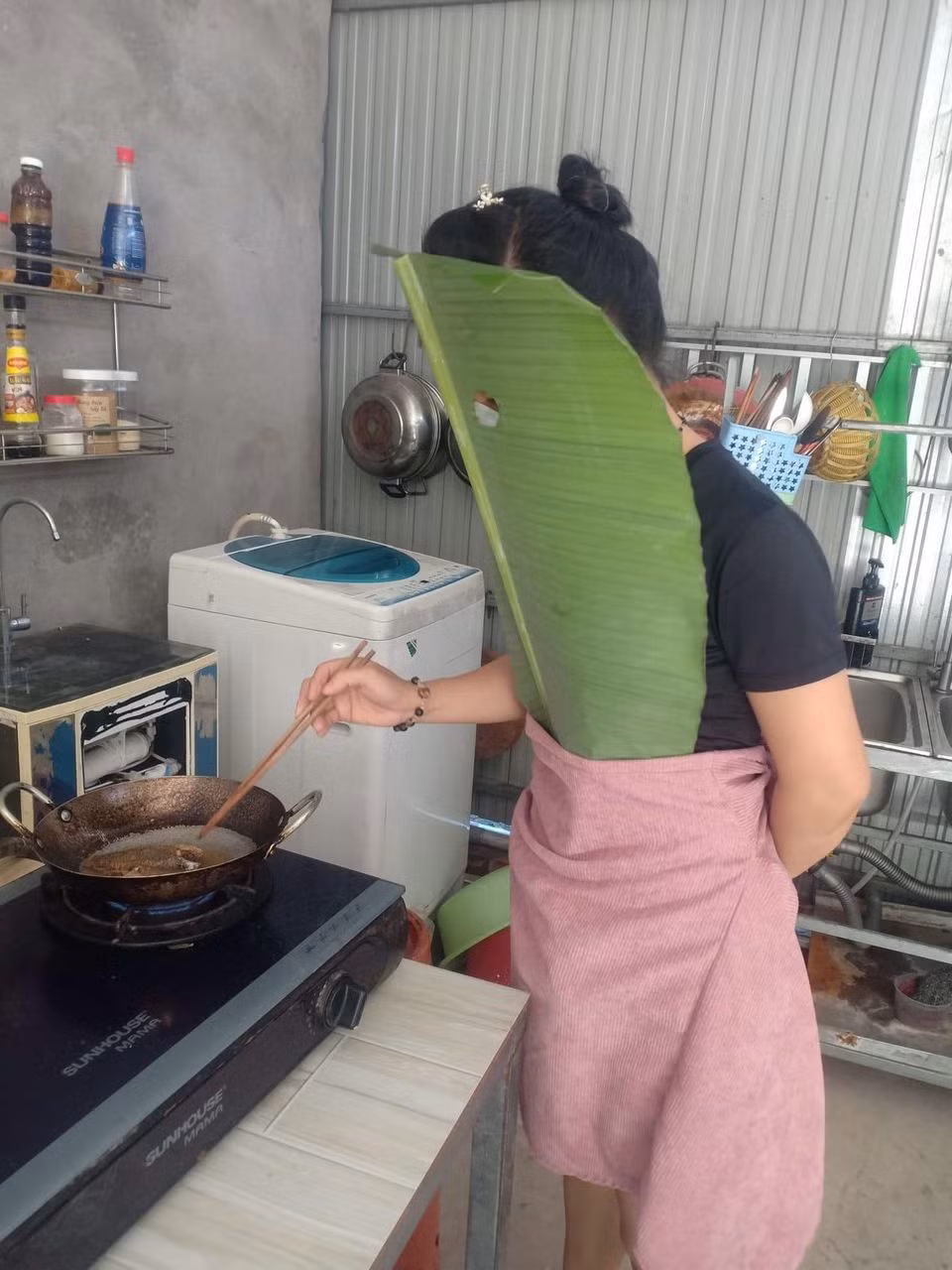 Với nhiều người rán cá là một công việc ác mộng bởi khi vào bếp làm điều này, nhiều người gặp phải những tai nạn như dầu bắn lên các vùng cơ thể gây bỏng hay mùi tanh ám vào người.