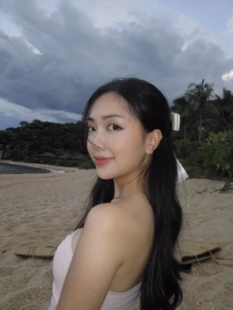 Mai Hà Trang sở hữu gương mặt sáng, đôi mắt to tròn. Vì vậy mà chỉ cần makeup đơn giản, nhan sắc của cô cũng đủ bừng sáng.
