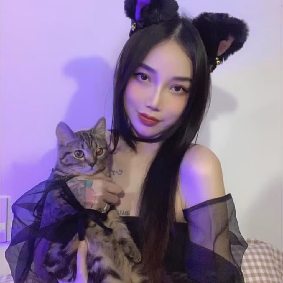 Nhiều đồng nghiệp cũ của Cô Chip tỏ rõ sự vui mừng với bài "bóc phốt" này. Tuy nhiên, nữ streamer chỉ hé lộ rằng nhân vật được nhắc tới là sếp của một công ty.