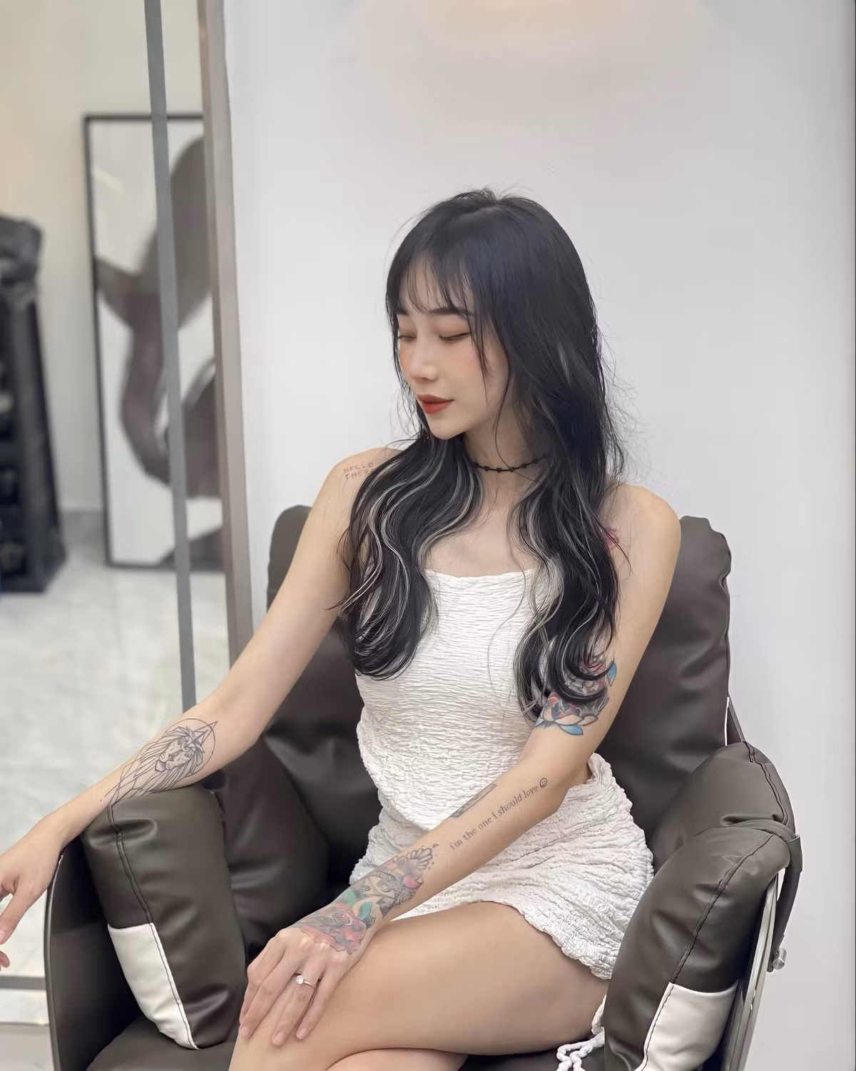 Ngoài ra, những lời hứa hẹn về lương bổng, ăn chia những job bên ngoài đều trở thành vô nghĩa. Cô Chip cho biết cô và đồng nghiệp bị quỵt tiền lương, ăn chặn tiền làm thêm.