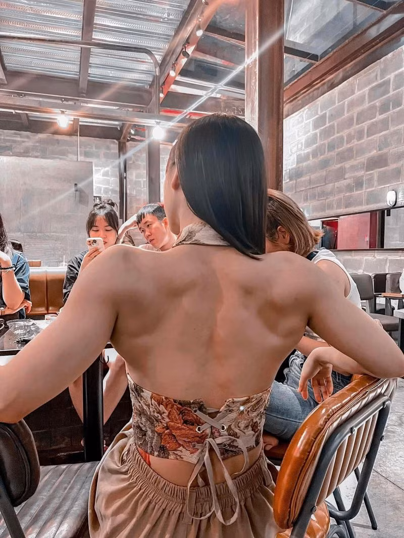 Hot girl phòng gym trên có tên Nguyễn Dạ Nguyên Thi, là gương mặt quen thuộc với cộng đồng người yêu gym. Bởi ngoài tập luyện, cô còn tham gia thi đấu hình thể và đạt được những giải thưởng quan trọng.