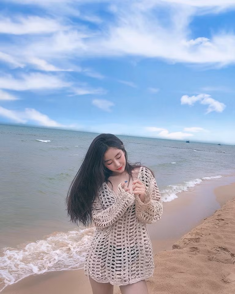 Hot girl Võ Ngọc Trân sở hữu nhan sắc xinh đẹp, nụ cười tươi sáng chuẩn thiên thần còn body lại hot khiến cô nàng ngày càng nổi tiếng.