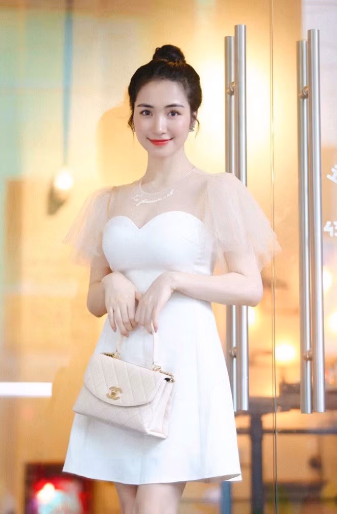 Chia tay cau thu, dan ban gai khoe nha lau xe sang nhin phat them