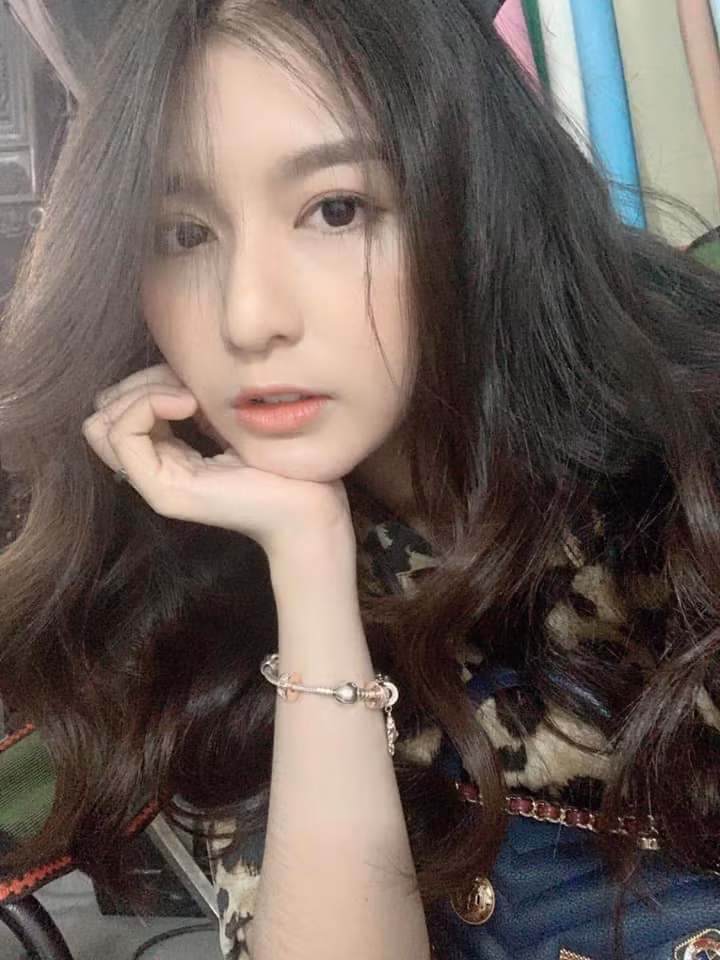 Ngoài diễn xuất, Quỳnh còn cớ sở thích làm người mẫu ảnh, đàn và hát.