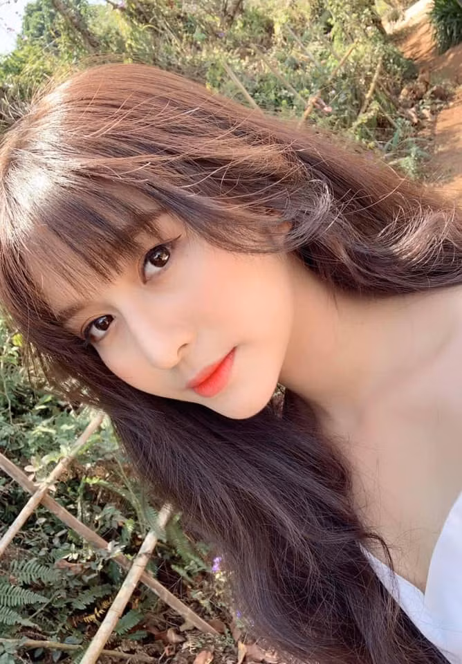 Quỳnh có đôi mắt to như búp bê. Chính vì vậy cô nàng còn có biệt danh là "hot girl mắt to"