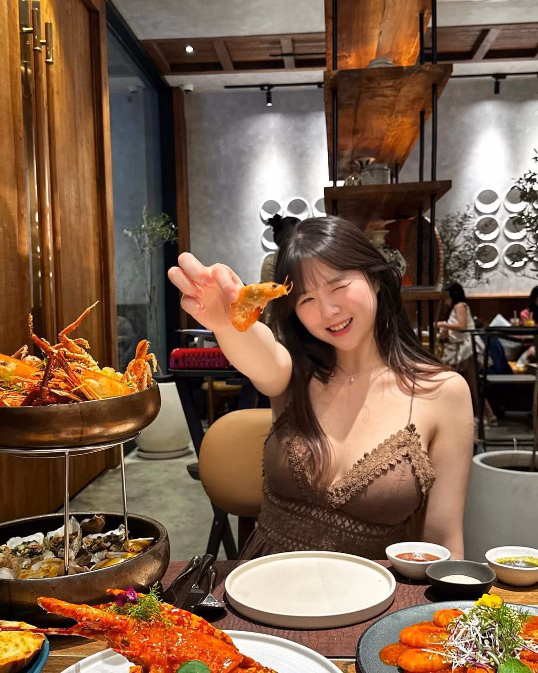 Chưa hết, nàng hot girl Hàn Quốc còn sở hữu thân hình đồng hồ cát đẹp hoàn hảo, chỉ cần diện đồ bó sát, Yu Mei vẫn khoe trọn vẹn được ngoại hình yêu kiều, quyến rũ.