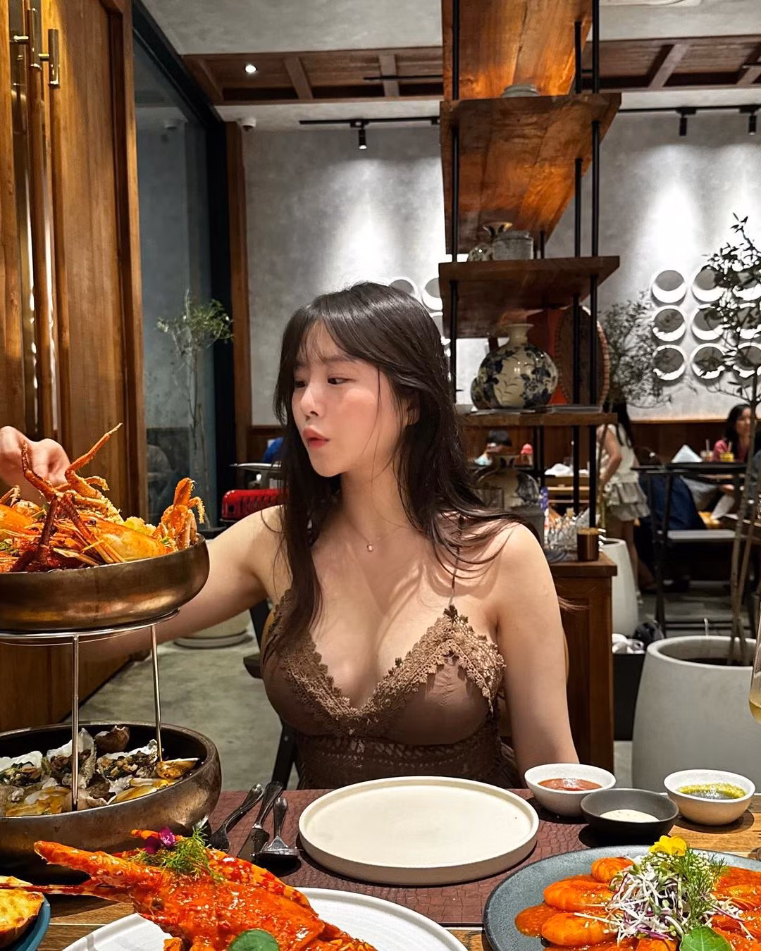 Yu Mei là một trong những hot girl Hàn Quốc sở hữu thân hình nóng bỏng và bốc lửa. Cô nàng gây ấn tượng bằng gương mặt ưa nhìn và làn da trắng mịn.