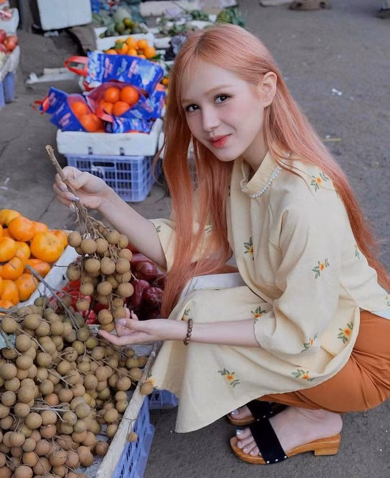 Trên trang cá nhân, Xoài Non chia sẻ: “Đón tết sớm cùng ngoại và quê nhà”.