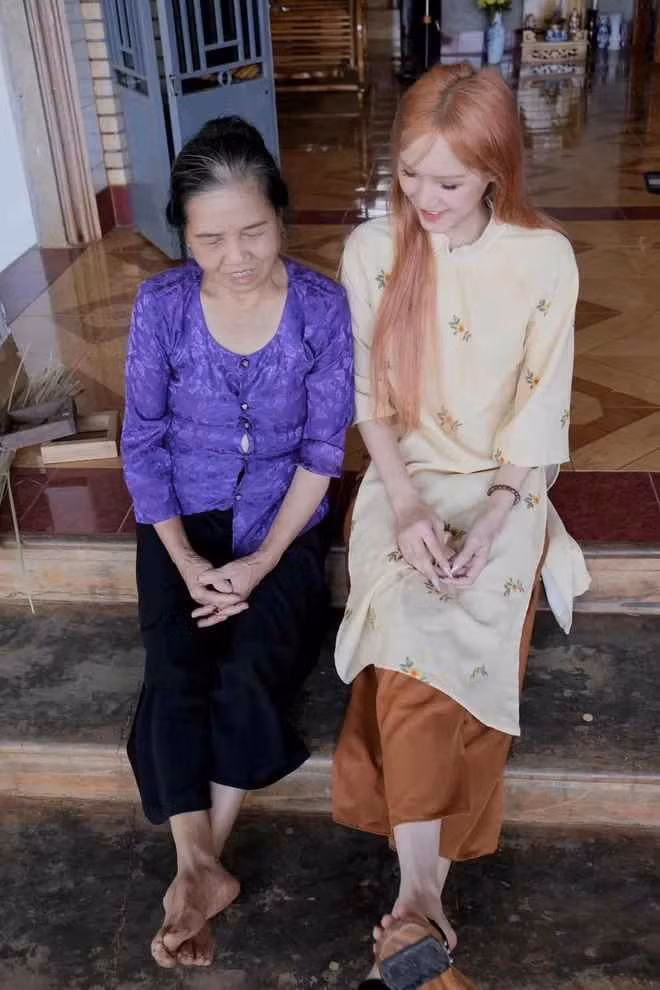 Từ khi lấy chồng đến nay, nhan sắc Xoài Non ngày càng thăng hạng, mặn mà và cuốn hút.