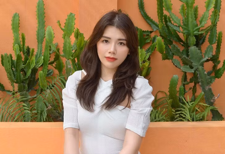 Anh Thư sở hữu gương mặt khả ái, làn da trắng nõn, gu thời trang sành điệu hơn hẳn trước đây.