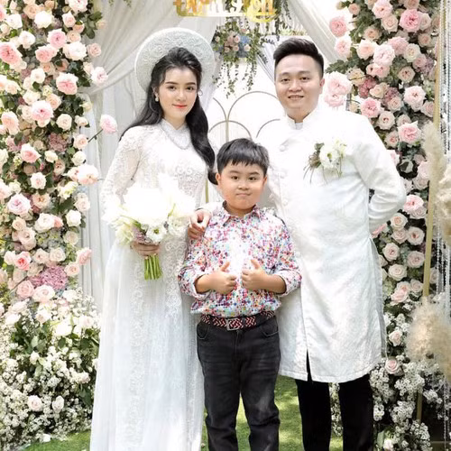 Trước đó, tại đám hỏi, Quế Long đã được nữ đại gia Phương Hằng trao tặng bộ trang sức, đáng chú ý trong số đó phải kể tới chiếc nhẫn kim cương cỡ "hột mít".