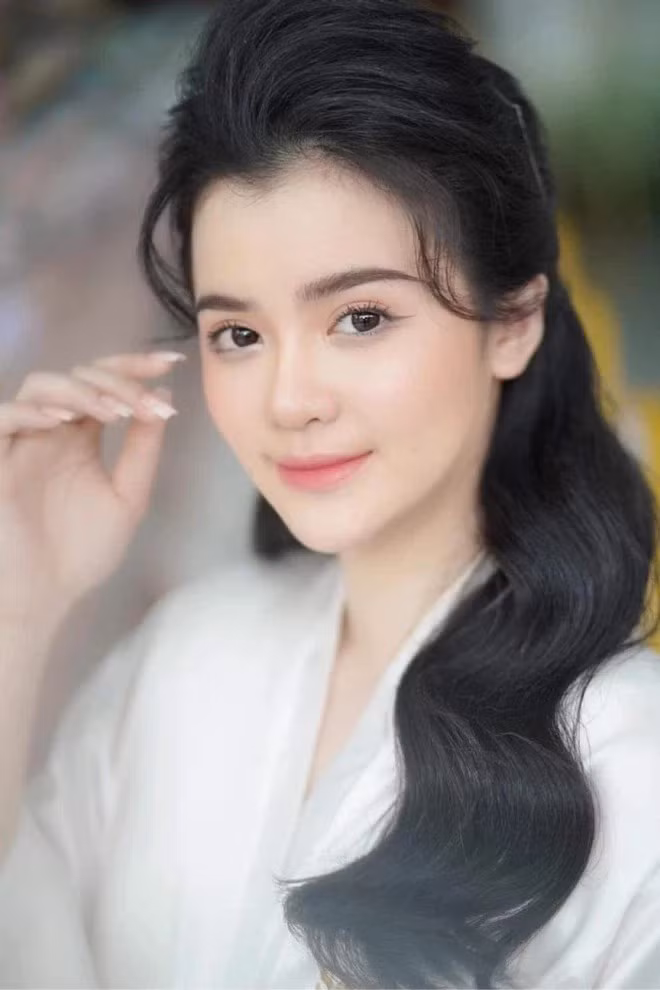 Sau mấy ngày tạm lánh xa Facebook, con dâu bà chủ Đại Nam đã mở lại trang cá nhân nhưng mọi thông tin và hình ảnh đều được ẩn đi, phong cách kín đáo hoàn toàn trái ngược với mẹ chồng giàu có.