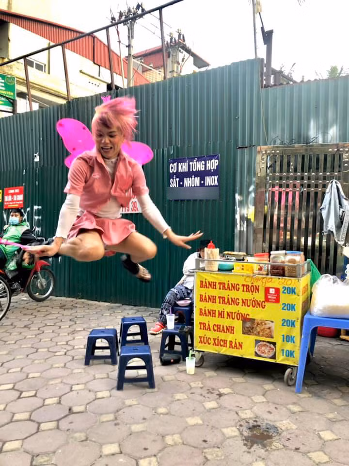 “Thánh chửi” Mèo Thoại (tên thật là Phạm Văn Thoại) là hiện tượng mạng từng gây sốt với những clip giả gái, thảm họa thời trang hay nhưng pha "nhả vần" liên hoàn.
